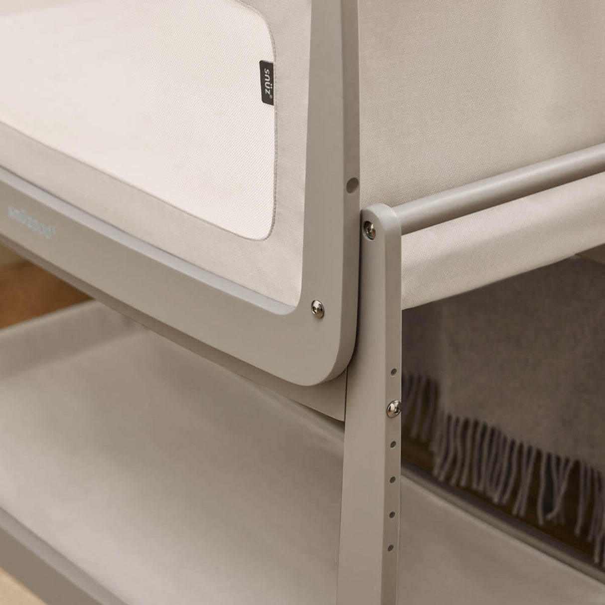 Snuzpod 5 Bedside Crib - Pebble