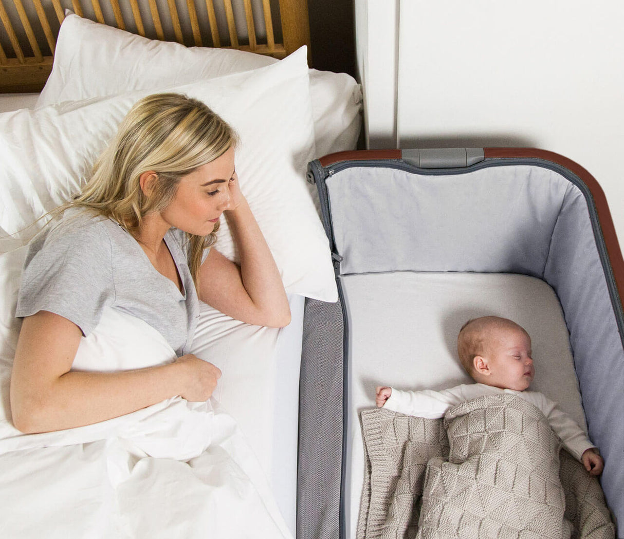 Tutti Bambini CoZee Luxe Bedside Crib - Walnut/Slate