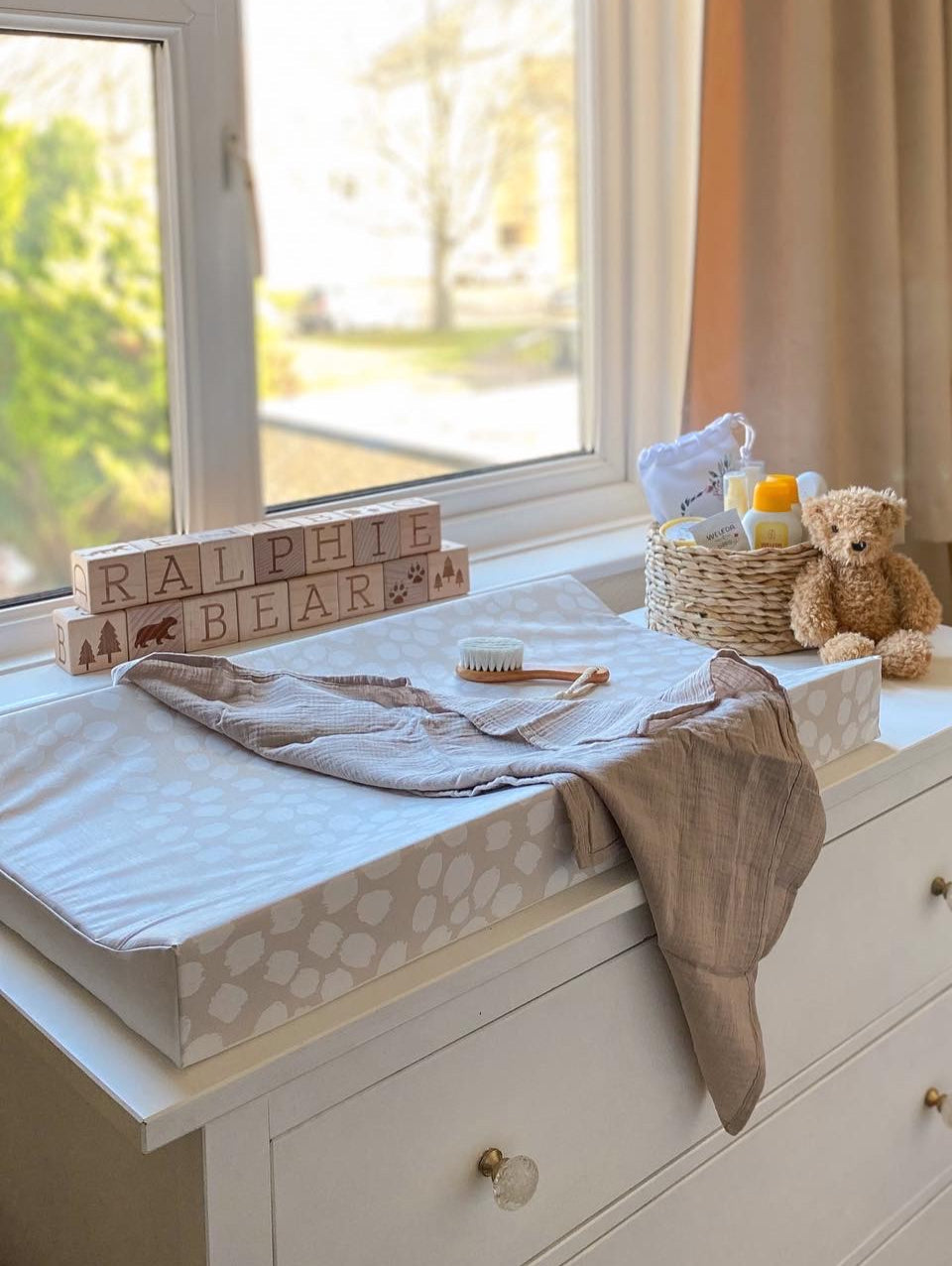 Scallop Anti Roll Wedge Baby Changing Mat - Neutral Beige